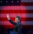 Ao participar do CPAC nos EUA, Milei deu um abraço efusivo em Trump nos bastidores  Foto: Getty Images / BBC News Brasil