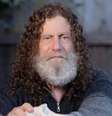 Robert Sapolsky é professor de biologia e neurologia na Universidade de Stanford, nos EUA  Foto: Divulgação / BBC News Brasil