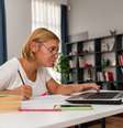 Neste ano, a entrega da declaração do Imposto de Renda Pessoa Física (IRPF) deve ser feita entre os dias 23 de março e 29 de maio  Foto: Reprodução/iStock/Phynart Studio