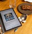 O tablet e as receitas definidas por inteligência artificial dos pratos servidos no restaurante Corrutela  Foto: Leo Martins