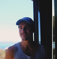 No clique, Sabrina aparece de costas e contra a luz do sol e vendo um macaquinho na sacada  Foto: Reprodução/ Instagram