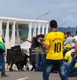 Manifestantes golpistas invadiram a Praça dos Três Poderes, em Brasília, no dia 8 de janeiro de 2023  Foto: Wilton Junior/Estadão / Estadão