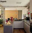 A bancada em U, com tampo e laterais de Silestone (Cosentino), permite que o casal prepare jantares sem perder o que acontece na sala. Feita sob medida, ela abraça a coluna que restou da antiga divisória com o estar, assim como as duas prateleiras na  parede da janela. Projeto do arquiteto Francesco Picciallo, do escritório Brita  Foto: Luis Gomes/Minha Casa / Casa.com