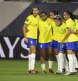 Jogadoras do Brasil comemoram um dos gols da goleada sobre o Panamá   Foto: Leandro Lopes/CBF / Esporte News Mundo