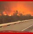 Bombeiros dirigem em 'estrada de fogo' em combate a incêndios florestais no Texas  Foto: Reprodução