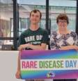 Ao lado da mãe, Anne, o australiano Andrew Bannister, diagnosticado com três doenças raras, viajou pela América Latina para chamar a atenção para a causa  Foto: Camila Saccomori