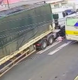 Mulher sai ilesa após ser atropelada por caminhão em Figueira (PR)  Foto: Reprodução/Redes Sociais