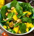 Salada de espinafre com manga  Foto: Elena Hramova | Shutterstock / Portal EdiCase