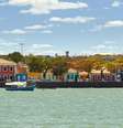 O Centro Histórico de Porto Seguro fica de frente para a foz do Rio Bunharém, lá está a Passarela do Descobrimento  Foto: Lucato/Getty Images / Viagem e Turismo