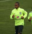 Robinho e Daniel Alves foram companheiros de seleção brasileira  Foto: Daniel Teixeira/Estadão / Estadão