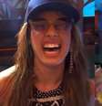 'BBB 24': Beatriz simula vendas em festa e brinca: 'Olha o rapa!'.  Foto: Reprodução, TV Globo / Purepeople