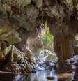 O rio que passa dentro da caverna guia visitantes até a cachoeira  Foto: Luan Alves Chaves/Wikimedia Commons / Viagem e Turismo