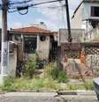 Casa abandonada na rua Coronel Virgílio dos Santos, 121, onde funcionava um alfaiate. Três vizinhos pegaram dengue  Foto: Marcos Zibordi
