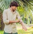 Homem aplicando repelente  Foto: iStock