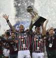 Felipe Melo ergue o troféu ao lado de German Cano.   Foto: Mauro Pimentel /AFP via Getty Images / Esporte News Mundo