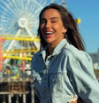Luiza Caldi, dentista e ex-bailarina do Faustão, sorridente em uma viagem internacional.   Foto: Foto: reprodução Instagram @luizacaldi