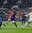  Foto: Justin Tallis/AFP via Getty Images - Legenda: Timo Werner  tenta a finalização, mas é bem bloqueado pela defesa do Crystal  / Jogada10