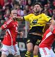  Foto: Tobias Schwarz /AFP via Getty Images - Legenda: Niclas Füllkrug (de amarelo) disputa a bola com Doekhi, do Union Berlin / Jogada10