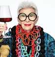 Um brinde à liberdade de viver conforme o próprio desejo: Iris Apfel se tornou um símbolo de rebeldia e alegria  Foto: Reprodução