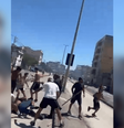  Foto: Reprodução de vídeo redes sociais - Legenda: Torcedor, caído, é surrado por facção rival - / Jogada10