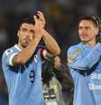 Luis Suárez e Darwin Núñez agradeceram a torcida ao final de jogo do Uruguai   Foto: DANTE FERNANDEZ | AFP via Getty Images / Esporte News Mundo