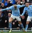  Foto: Paul Ellis/AFP via Getty Images - Legenda:  Foden tenta a finalização durante o clássico do City com o United. Fera dos Citizens fez dois gols neste 3 a 1 no clássico de Manchester  / Jogada10
