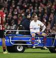 Frenkie de Jong deixa o campo após sofrer lesão no tornozelo direito   Foto: ANDER GILLENEA | AFP via Getty Images / Esporte News Mundo