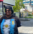 Christine Rudder vive ao lado da sede da ExxonMobil e lamenta não ter sido beneficiada pela riqueza gerada no país pelo petróleo  Foto: Leandro Prazeres/BBC News Brasil / BBC News Brasil