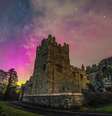 Fotógrafos registram fenômeno raro na Escócia: auroras boreais coloridas   Foto: Ian Sproat