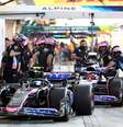 Gasly e Ocon nos boxes do Bahrein. A vida é dura no lado francês...  Foto: BWT Alpine F1 Team