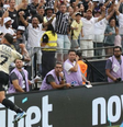 Jogador do Corinthians comemorando gol com a torcida.   Foto: Foto: Reprodução Instagram @corinthians