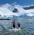 casal realizando um mergulho polar na Antártida.   Foto: Foto: Istock
