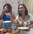 Mani, namorada de Davi do BBB 24, e Jacira, mãe de Gil do BBB 21, cozinham juntas  Foto: Reprodução/Instagram/@jacira.santanna