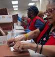 Mulheres em centro de votação nos EUA  Foto: Getty Images / BBC News Brasil