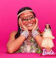 Maira posa com sua Barbie  Foto: Divulgação Barbie / Danny Guimarães
