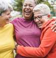 Mulheres parecem sempre mais dispostas a ir em busca de atividades que reforçam laços de amizade, adicionando uma porção de felicidade nessa fase de vida chamada terceira idade  Foto: iStock/DisobeyArt