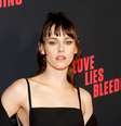 A atriz Kristen Stewart, de 33 anos, apostou em um look supercavado para a estreia de seu novo filme, ‘Love Lies Bleeding’  Foto: Getty Images