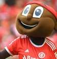 Este é o segundo caso de importunação sexual envolvendo o mascote do Inter  Foto: Twitter @@Gikumpel - Legenda: Jornalista acusou funcionário que usa a fantasia do mascote do Inter de importunação sexual / Jogada10