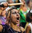 Mulheres participam de passeata pelo centro do Rio de Janeiro no dia 08 de março de 2023  Foto: Fabio Teixeira/Anadolu Agency via Getty Images / BBC News Brasil
