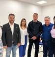 O prefeito de Campos, Wladimir Garotinho, afirmou que, enquanto os extremos não encontrarem o 'caminho do equilíbrio', a sociedade não avançará. Na foto, ele aparece com o ex-presidente Bolsonaro, seus pais Anthony e Rosinha, e sua irmã, Clarissa.  Foto: Anthony Garotinho/Facebook / Estadão