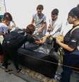 São os estudantes que alimentam o biodigestor  Foto: Sandra Barros/Seeduc-RJ