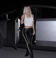 Lady Gaga, Justin Bieber e Kim Kardashian são algumas das celebridades que dirigem o cybertruck da Tesla  Foto: Splashnews.com