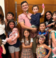 Mariana e sua família; ela e o marido possuem 12 filhos  Foto: @coracaodemami