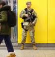 Membros da Guarda Nacional patrulham a Penn Station, em Nova York  Foto: AFP VIA GETTY IMAGES / BBC News Brasil