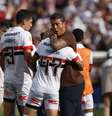 Carpini comemora com jogadores do São Paulo (Rubens Chiri/Saopaulofc.net)  Foto: Esporte News Mundo
