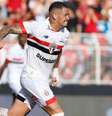  Foto: Rubens Chiri / São Paulo - Legenda: Luciano vibra após marcar o segundo gol do São Paulo / Jogada10