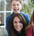 Na foto, Kate aparece sorridente com os três filhos  Foto: Príncipe de Gales / BBC News Brasil