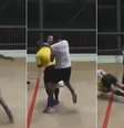 Juiz foi surpreendido e agredido nas costas  Foto: Reprodução/TV Anhanguera