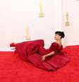 Liza Koshy leva tombo no tapete vermelho do Oscar 2024   Foto: Christina House / Los Angeles Times via Getty Images