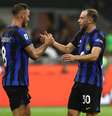 Carlos Augusto e Arnautovic foram examinados nesta segunda-feira (11) e tiveram lesões constatadas (  Foto: Marco Luzzani | Getty Images / Esporte News Mundo